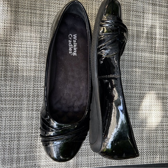 Walking Cradles black patent flats.  Size 6.5 super comfy great condition . - Picture 2 of 3